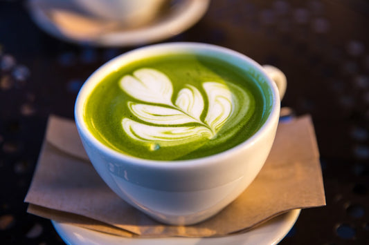 Tasse de matcha japonais préparée à la façon traditionnelle, vue de dessus sur un comptoir de café