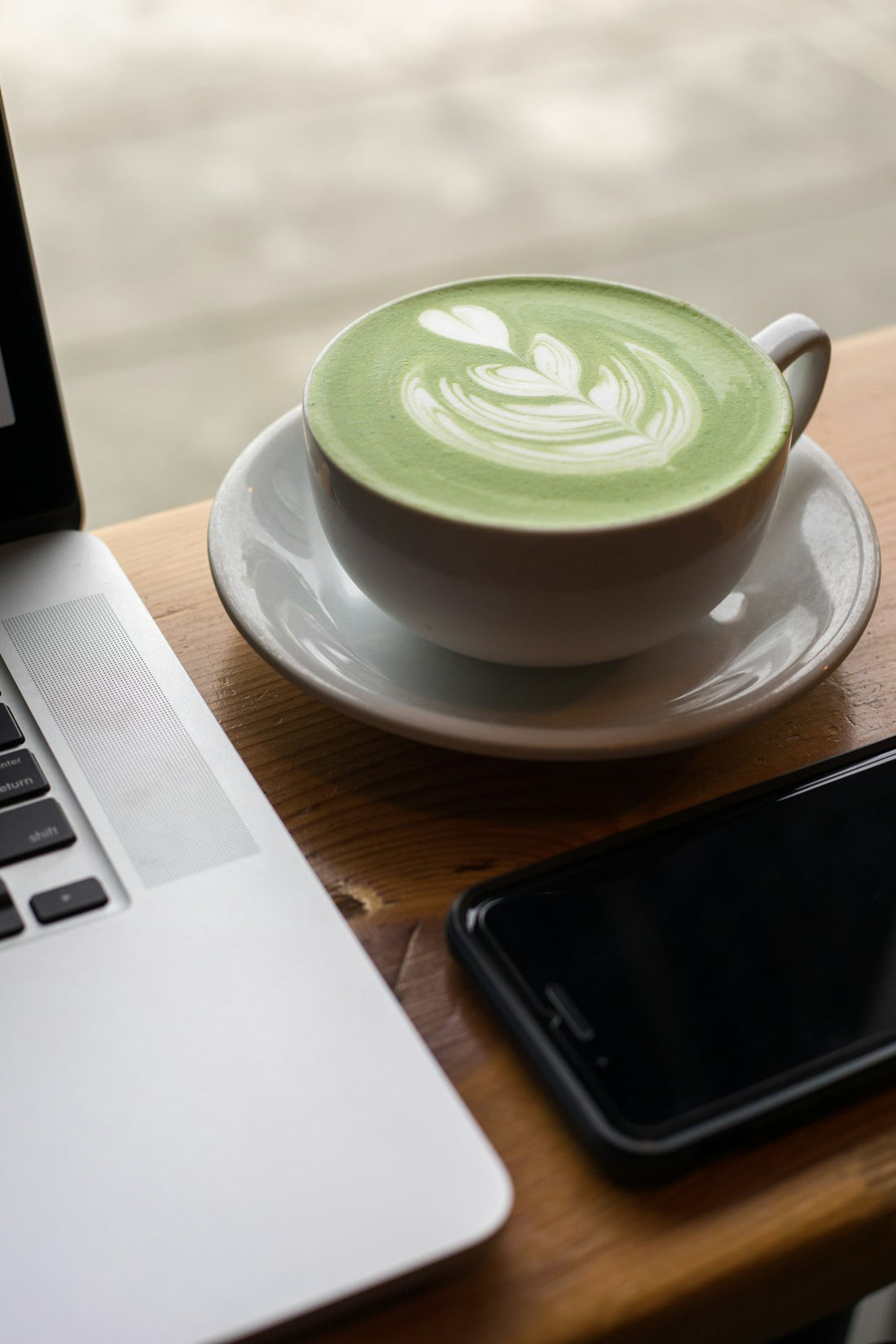 Matcha Latte in einer Keramikschale in einem Genfer Café