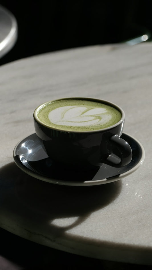 Cremiger Matcha Latte mit Schaumkunst in einer weissen Keramiktasse