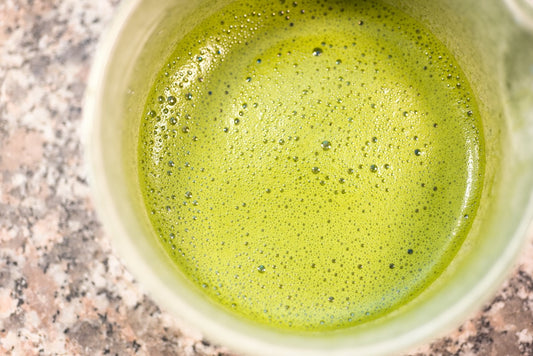Frisch aufgeschlagener Matcha-Tee in einer Chawan mit gruenem Schaum